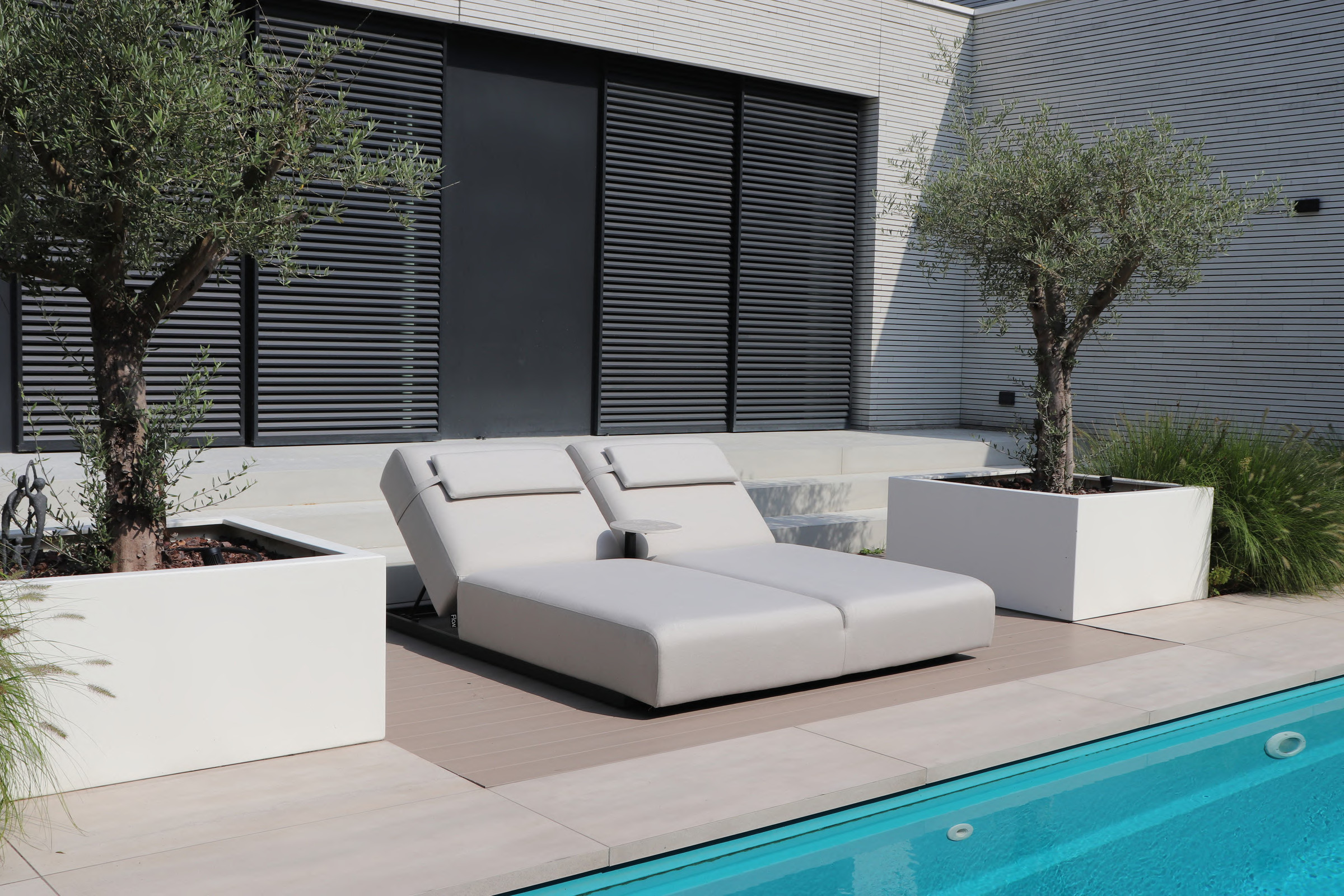 Flow Lío ligbed in teak en aluminium met Sunbrella-textiel