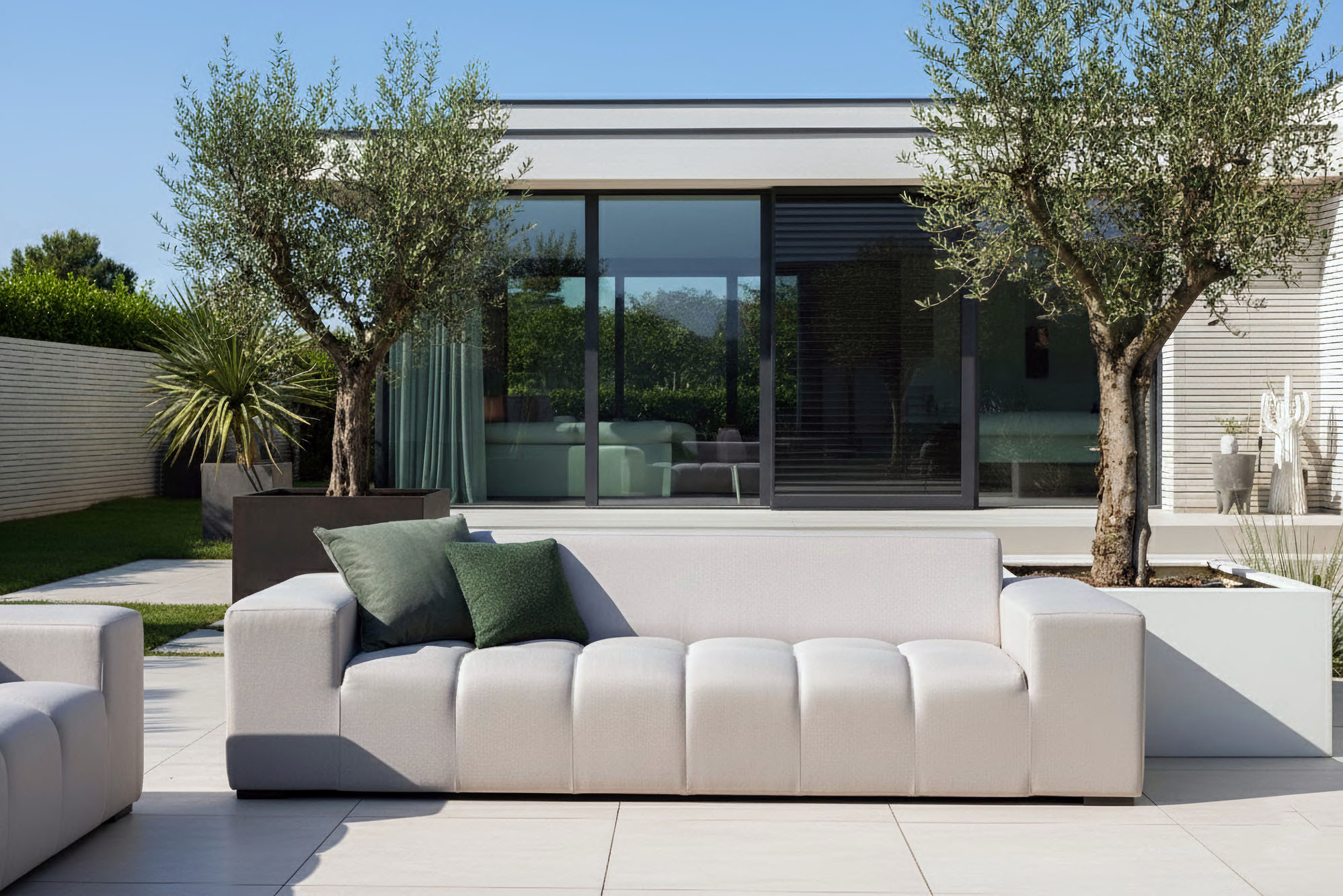 Flow SYRA loungebank in Graumel Chalk op terras met zeezicht
