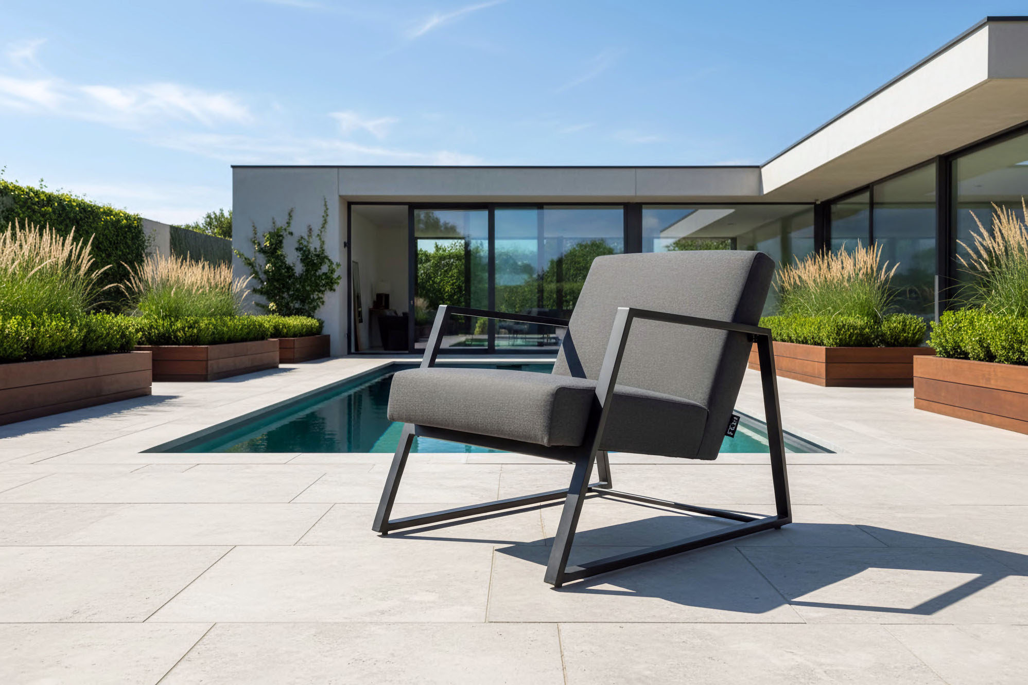 Flow Amaron lounge chair in Sunbrella-textiel