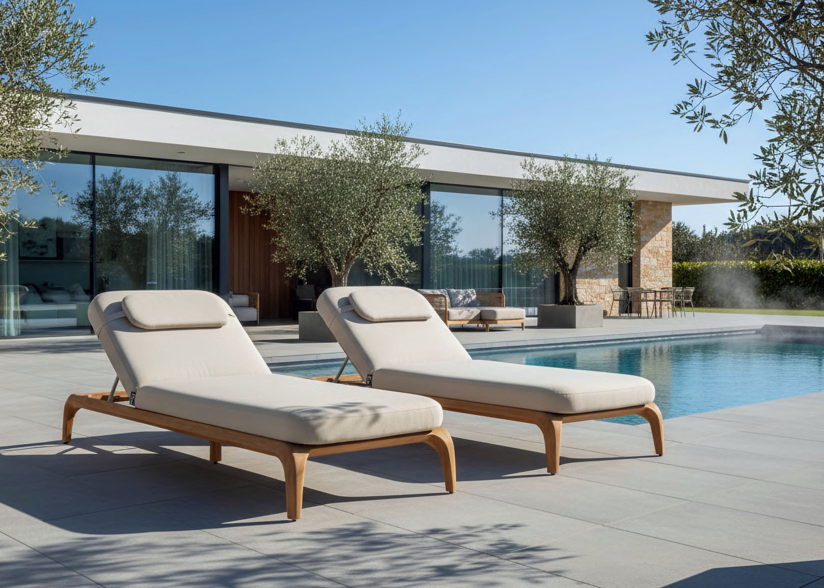 Flow ELAN ligbedden met teak frame naast het zwembad