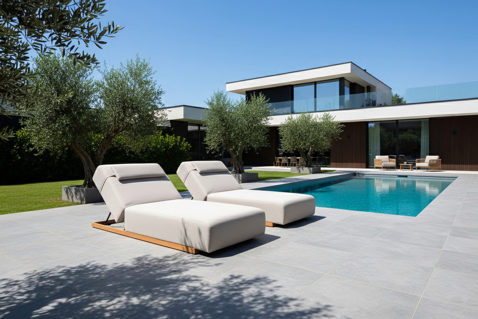 Flow loungebank met Sunbrella-kussens in de zon